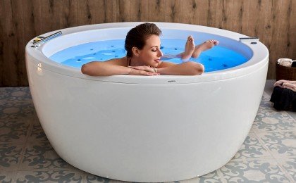 Aquatica pamela wht spa jetted bathtub web 01